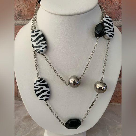 Black and White Zebra Print Lucite Beads Necklace - Picture 2 of 4
